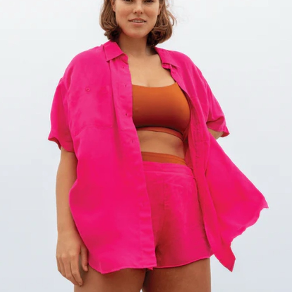 Left On Friday Sports Silk Button Down
Style: Day Trip, Size: L/XL, Color: Pink
